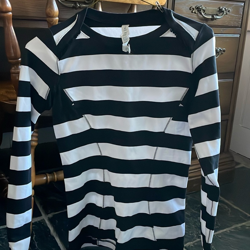 Black and white striped lululemon shirt. Worn once. #lululemon #athleisure